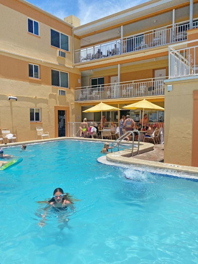 Page Terrace Beachfront Hotel سانت بيتي بيتش المظهر الخارجي الصورة